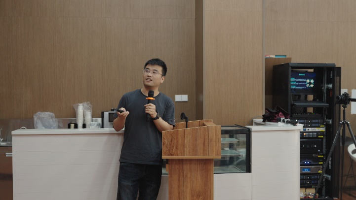 穿黑色衣服的人在房间里

AI 生成的内容可能不正确。