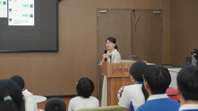 一群人在房间里交谈

AI 生成的内容可能不正确。