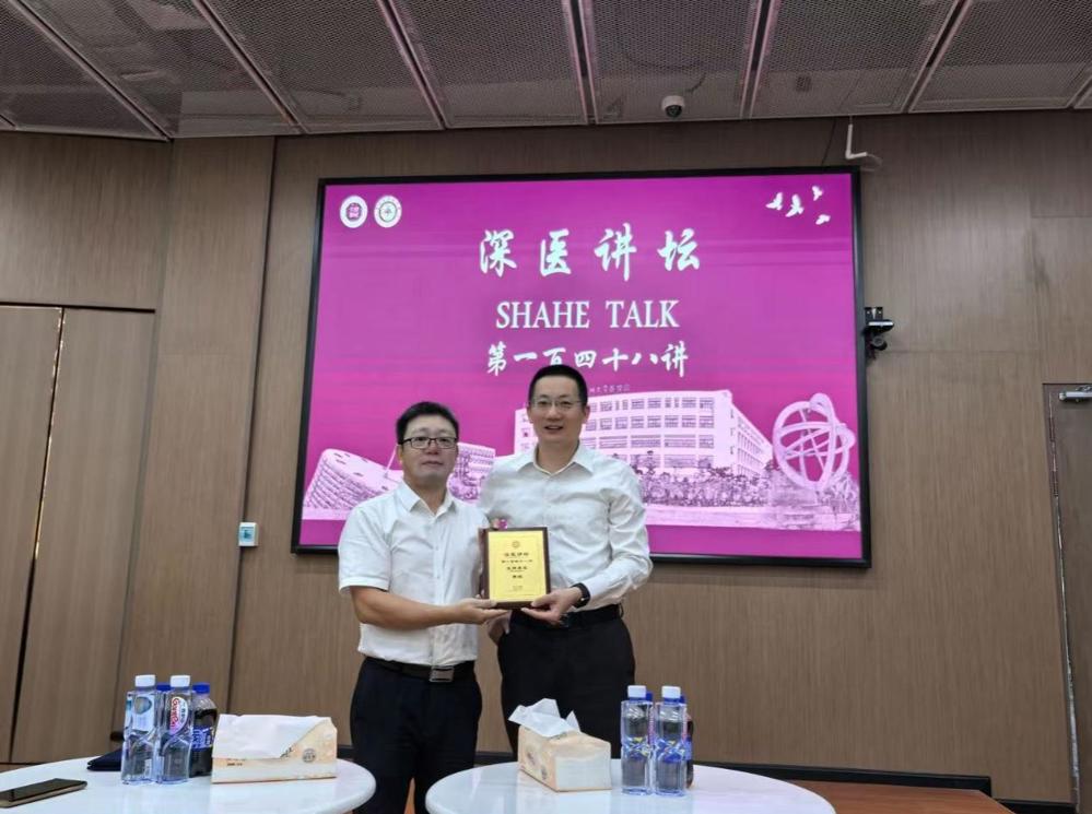 A person holding a plaque

AI-generated content may be incorrect.