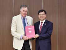 荣获2023年中国国际科学技术合作奖的诺奖得主巴里·马歇尔教授受聘JVID
讲席教授