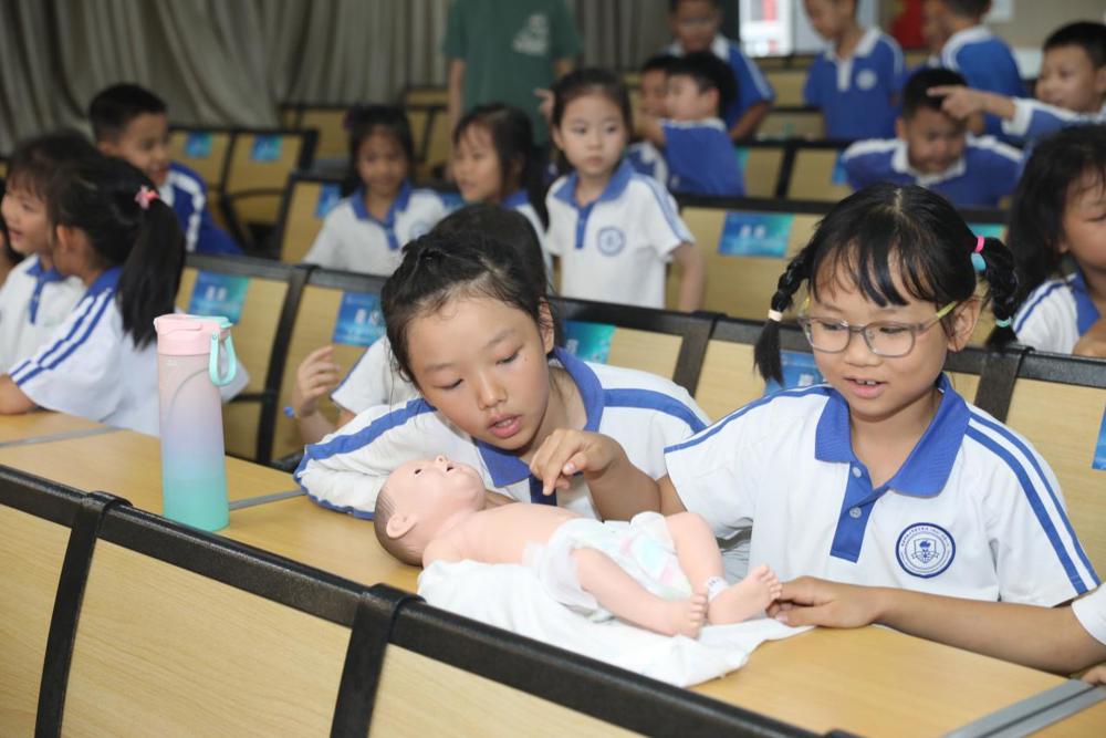 F:\叶伟仪\南科大一小\20241105 JVID
护理医学院入校课程——用爱守护小天使\7D8A8236.JPG