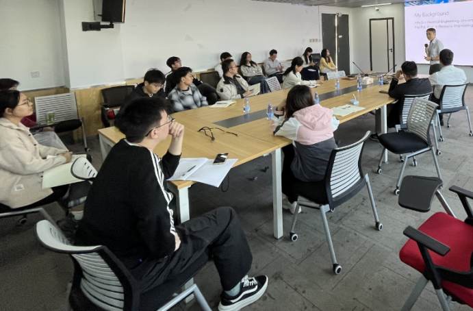 会议室里的人们
描述已自动生成