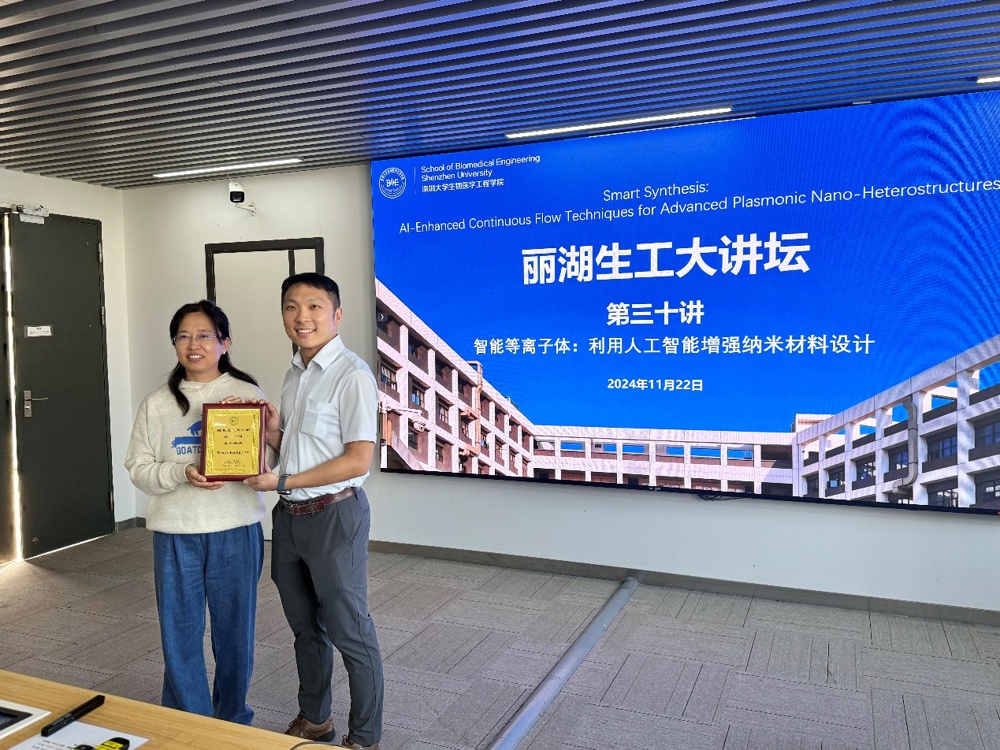 图片包含 建筑, 站, 男人, 人们
描述已自动生成