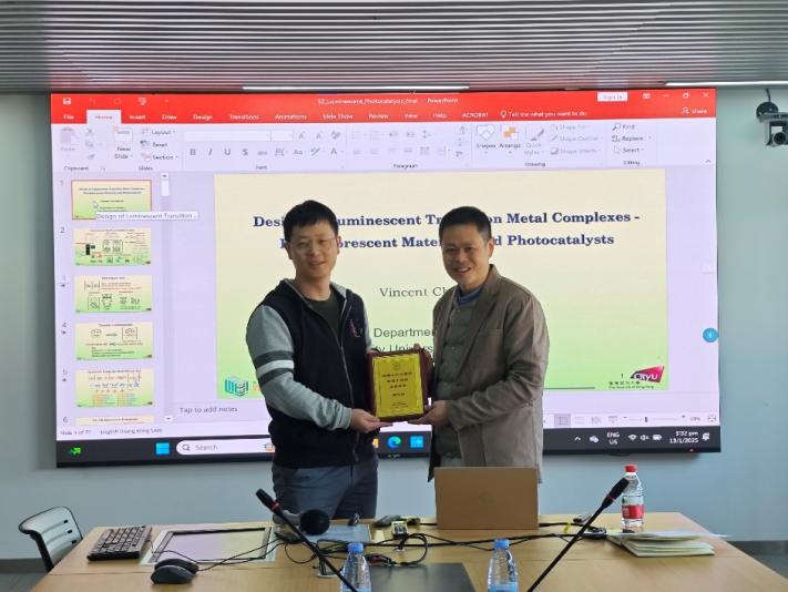 电脑前的男人

中度可信度描述已自动生成