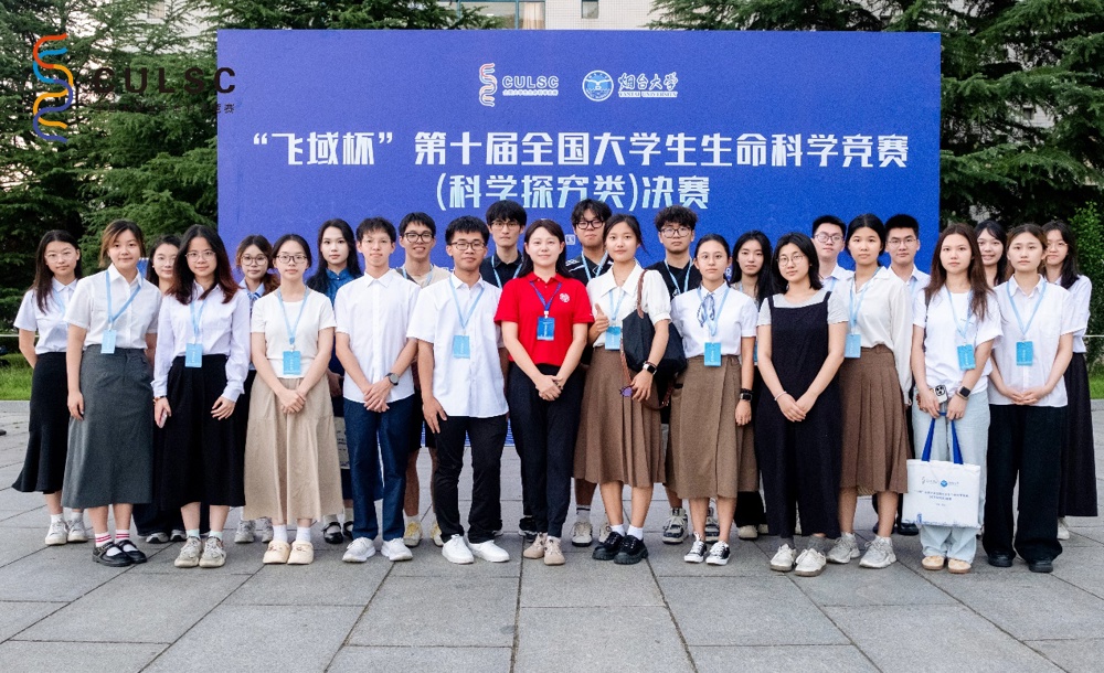 一群人站在一起合影
AI 生成的内容可能不正确。