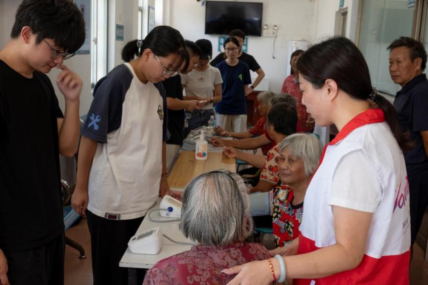 一群人正在聊天

AI 生成的内容可能不正确。