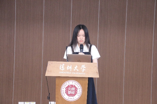 女人站在门前

AI 生成的内容可能不正确。