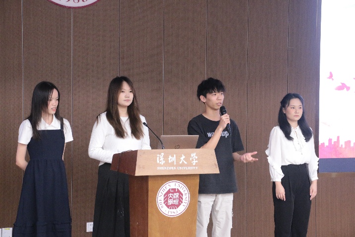 一群男人和女人站在桌子上

AI 生成的内容可能不正确。