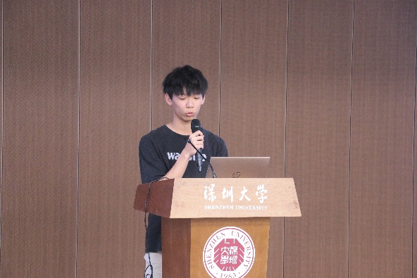 图片包含 橱柜, 男孩, 年轻, 站

AI 生成的内容可能不正确。