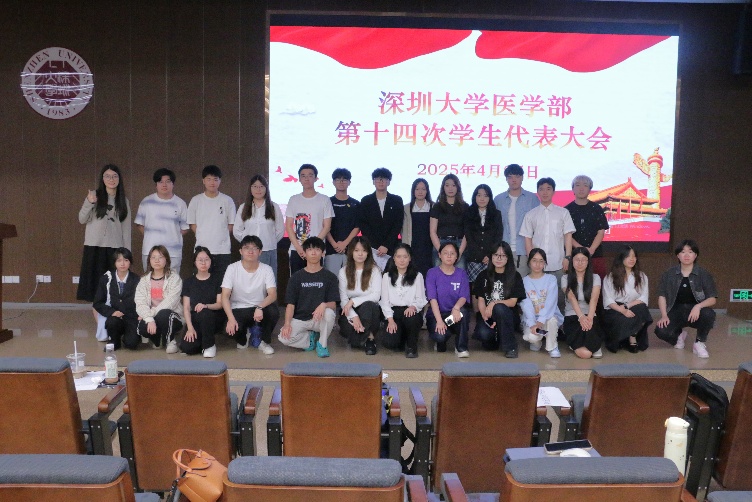 一群人站在台上

AI 生成的内容可能不正确。