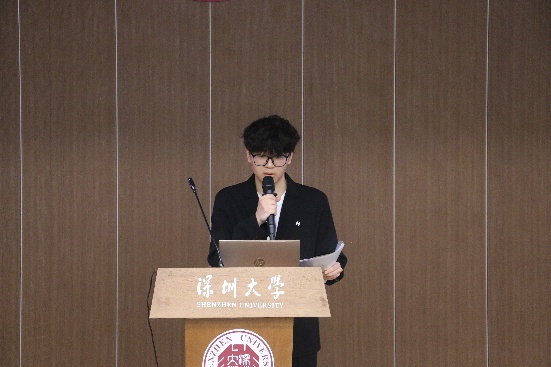 图片包含 男人, 站, 前, 标志

AI 生成的内容可能不正确。