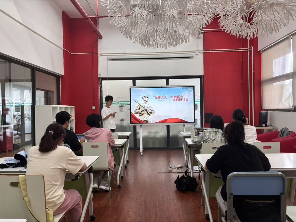 图片包含 室内, 人, 笔记本, 桌子

AI 生成的内容可能不正确。