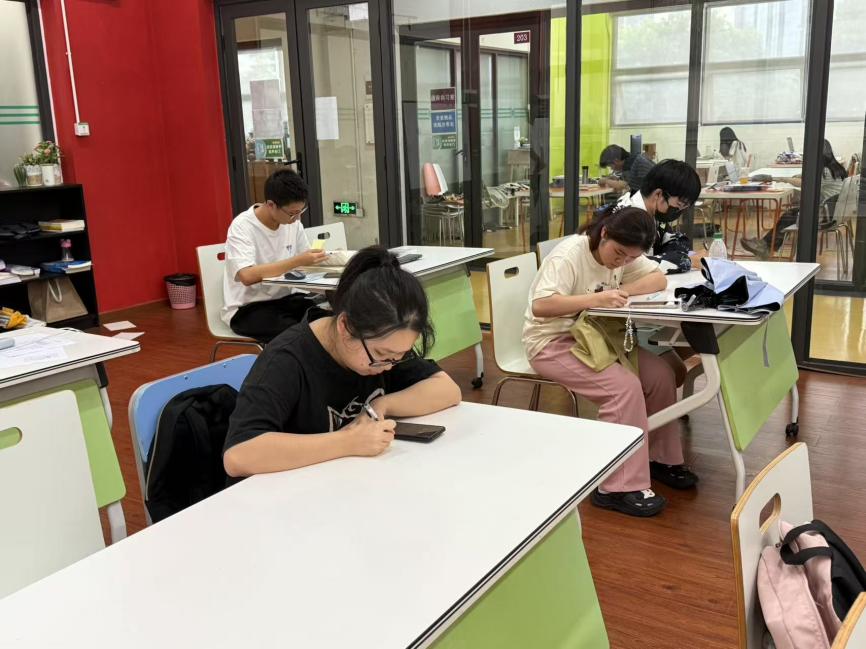 几个人在桌子前

AI 生成的内容可能不正确。